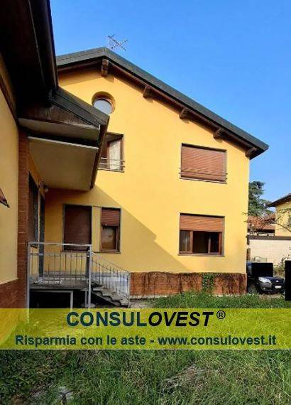 casa indipendente in vendita a Vergiate