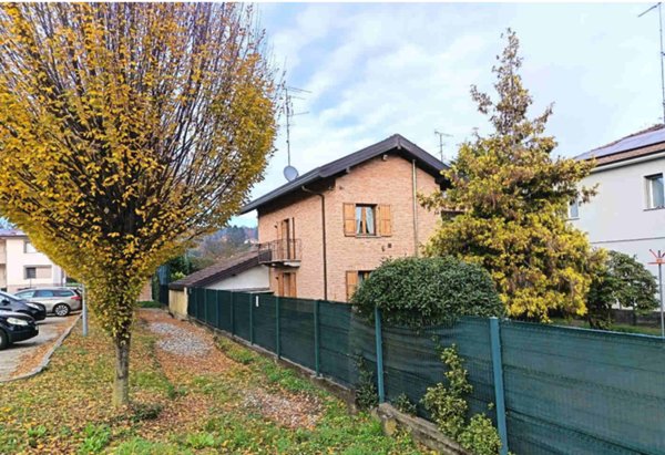 casa indipendente in vendita a Vergiate