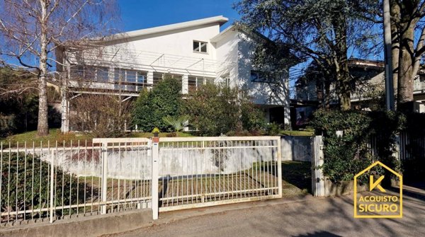 casa indipendente in vendita a Vergiate