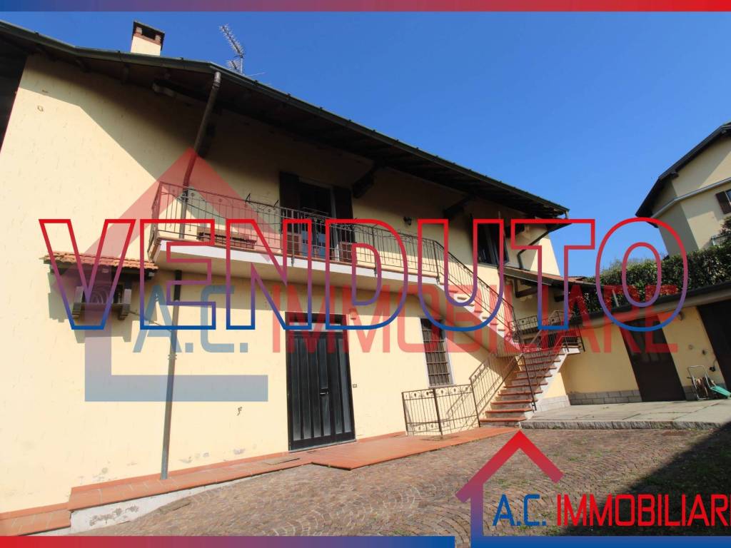 casa indipendente in vendita a Vergiate in zona Cuirone