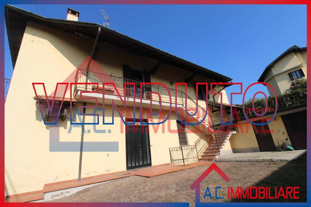 casa indipendente in vendita a Vergiate in zona Cuirone