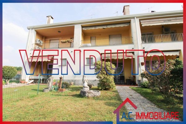 casa indipendente in vendita a Vergiate in zona Cimbro