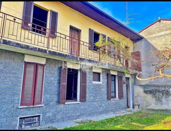 casa indipendente in vendita a Vergiate in zona Sesona