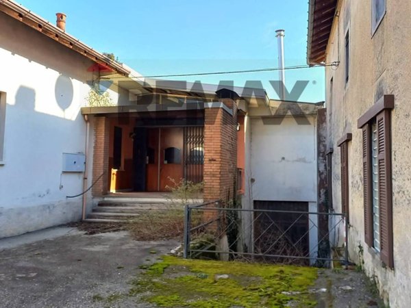 casa indipendente in vendita a Vergiate in zona Cimbro