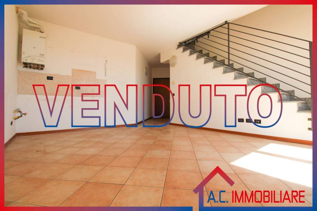 appartamento in vendita a Vergiate in zona Cimbro