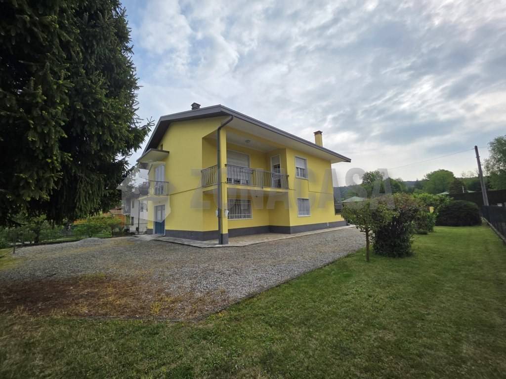 casa indipendente in vendita a Vergiate in zona Corgeno