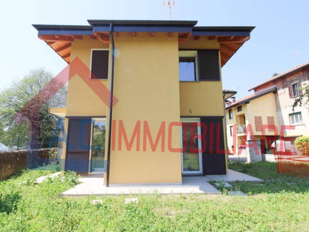 casa indipendente in vendita a Vergiate
