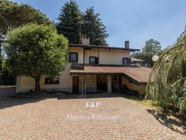 casa indipendente in vendita a Vergiate