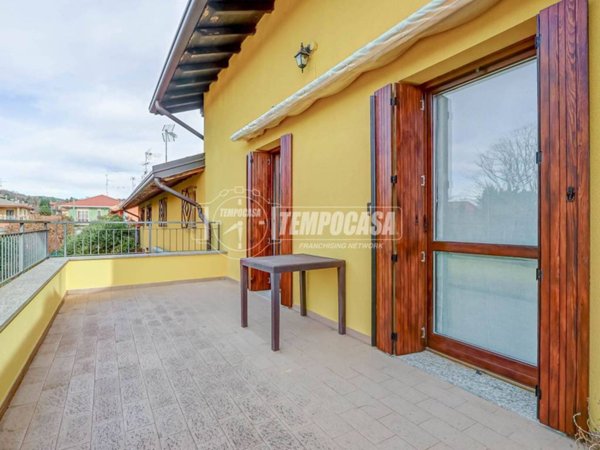 casa indipendente in vendita a Vergiate