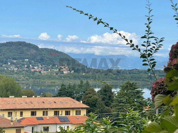 appartamento in vendita a Vergiate in zona Corgeno