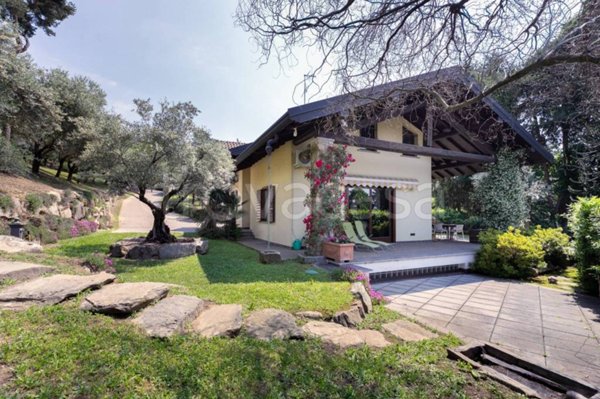 casa indipendente in vendita a Vergiate in zona Sesona