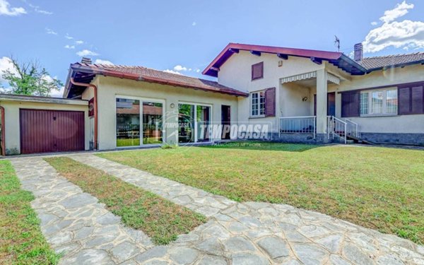 casa indipendente in vendita a Vergiate in zona Sesona