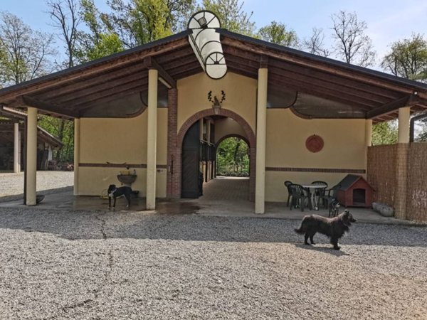 locale commerciale in vendita a Vergiate in zona Sesona