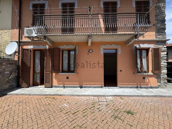 appartamento in vendita a Vergiate in zona Sesona