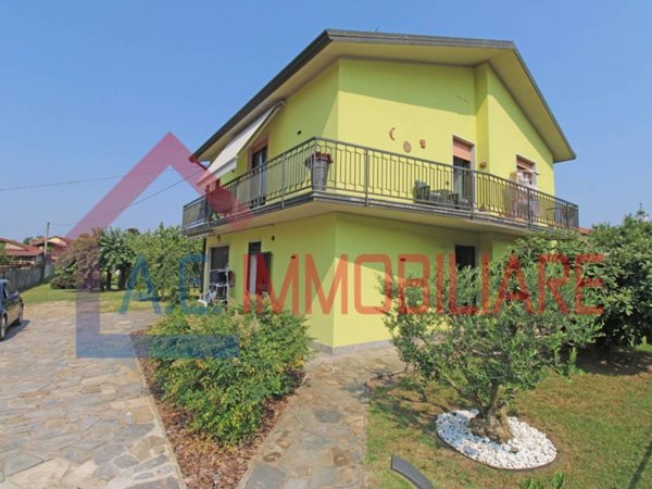 casa indipendente in vendita a Vergiate