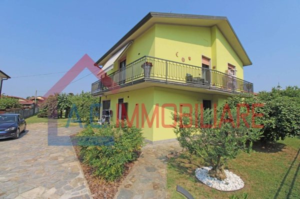 casa indipendente in vendita a Vergiate