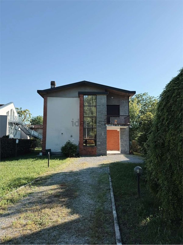 casa indipendente in vendita a Vergiate in zona Corgeno