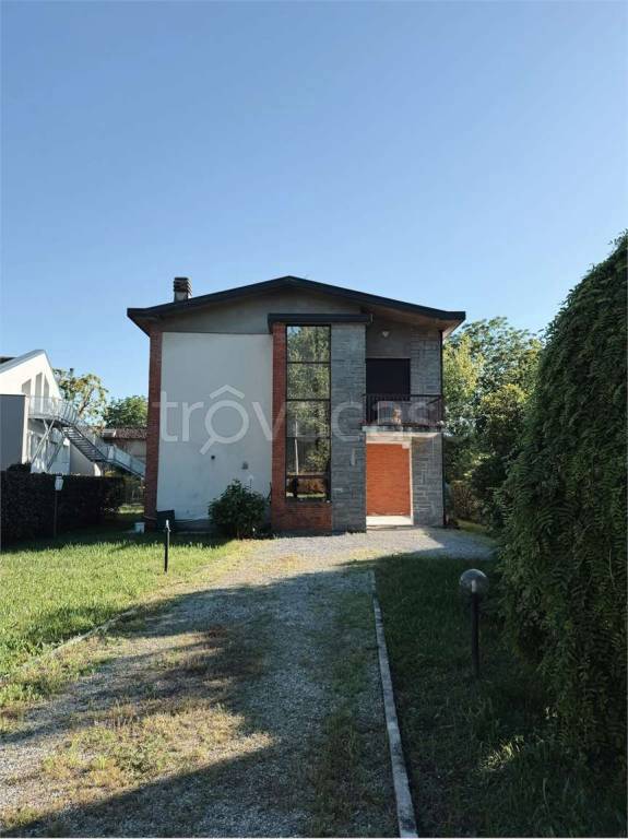 casa indipendente in vendita a Vergiate in zona Corgeno