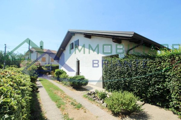 casa indipendente in vendita a Vergiate in zona Sesona