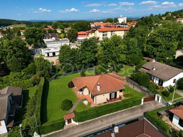 casa indipendente in vendita a Vergiate