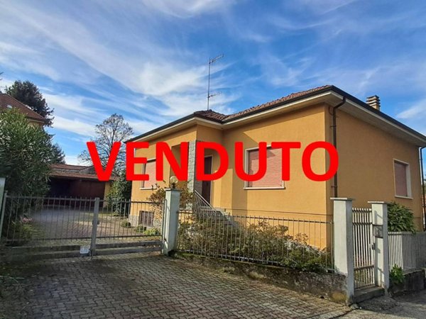 casa indipendente in vendita a Vergiate