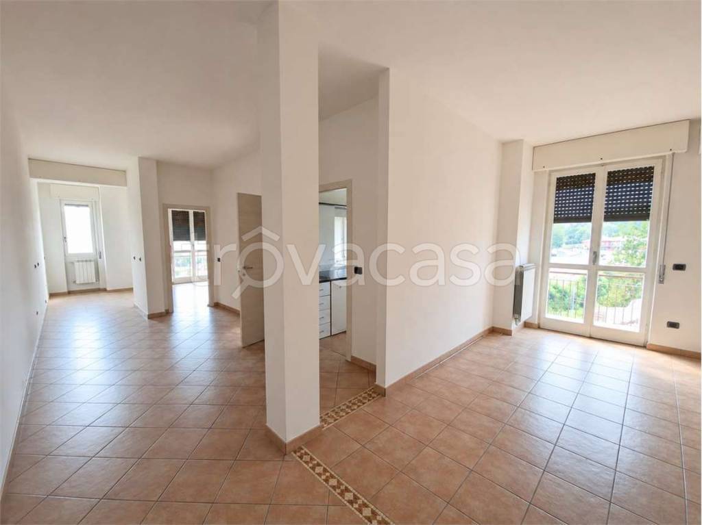 appartamento in vendita a Vergiate in zona Sesona
