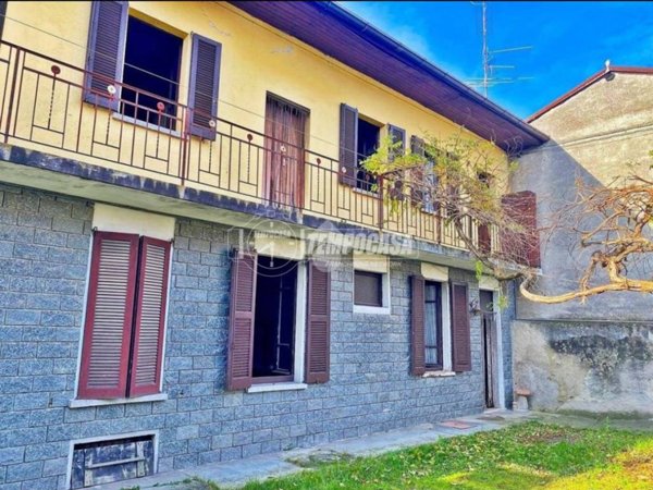 casa indipendente in vendita a Vergiate in zona Sesona