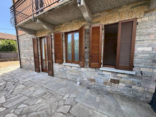 casa indipendente in vendita a Vergiate in zona Corgeno