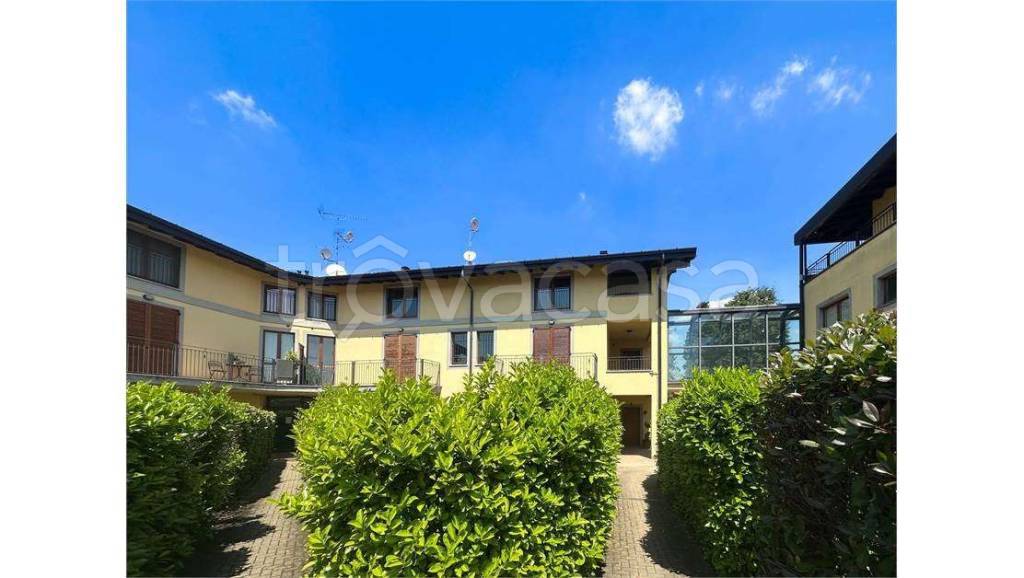 appartamento in vendita a Vergiate in zona Cimbro