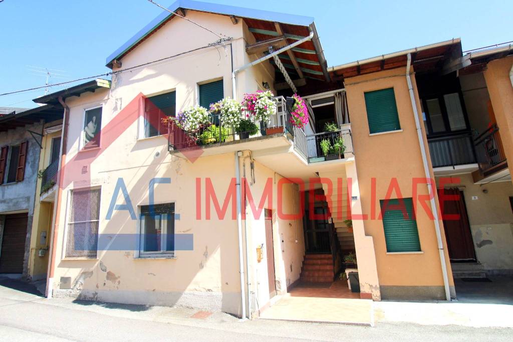 casa indipendente in vendita a Vergiate