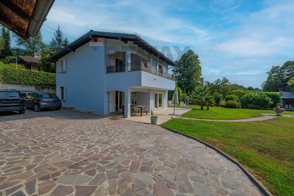 casa indipendente in vendita a Vergiate in zona Corgeno