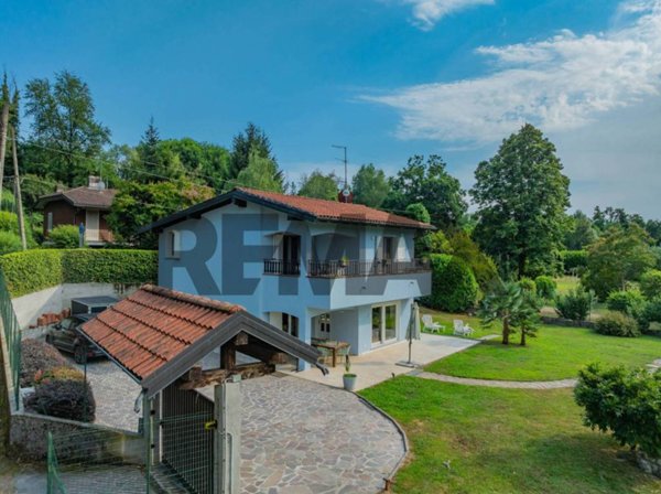 casa indipendente in vendita a Vergiate in zona Corgeno