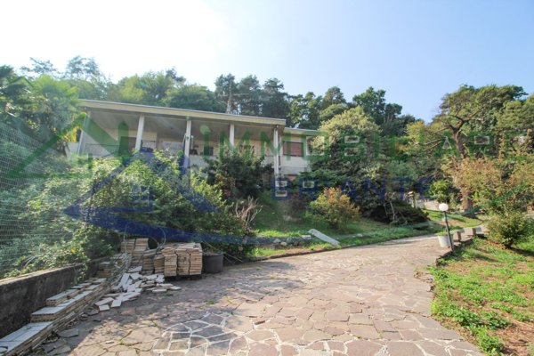 casa indipendente in vendita a Vergiate in zona Sesona