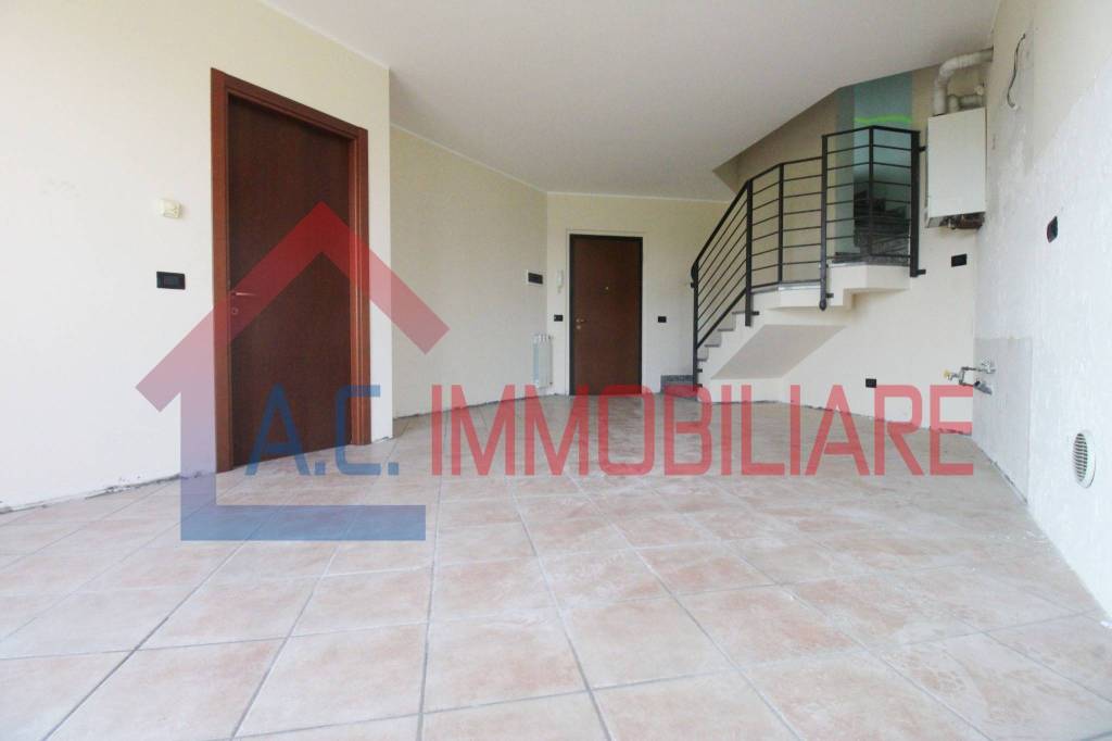 appartamento in vendita a Vergiate in zona Cimbro