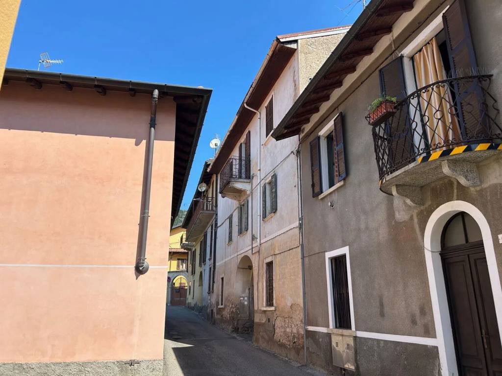 casa indipendente in vendita a Viggiù