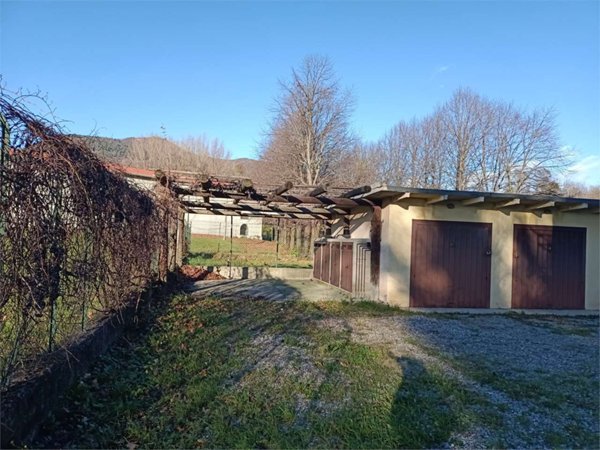 casa indipendente in vendita a Viggiù in zona Baraggia