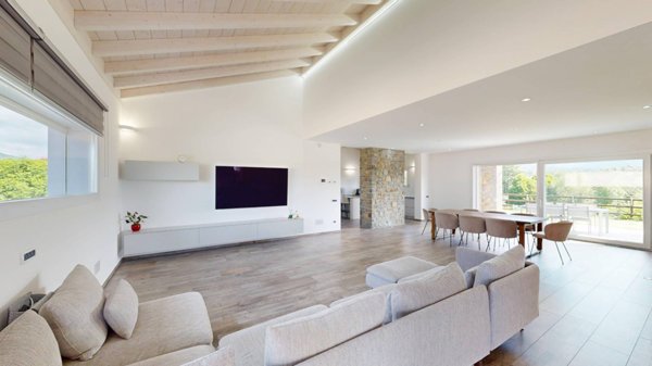 casa indipendente in vendita a Viggiù in zona Baraggia