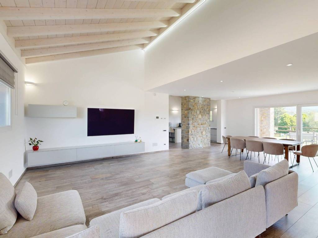 casa indipendente in vendita a Viggiù in zona Baraggia