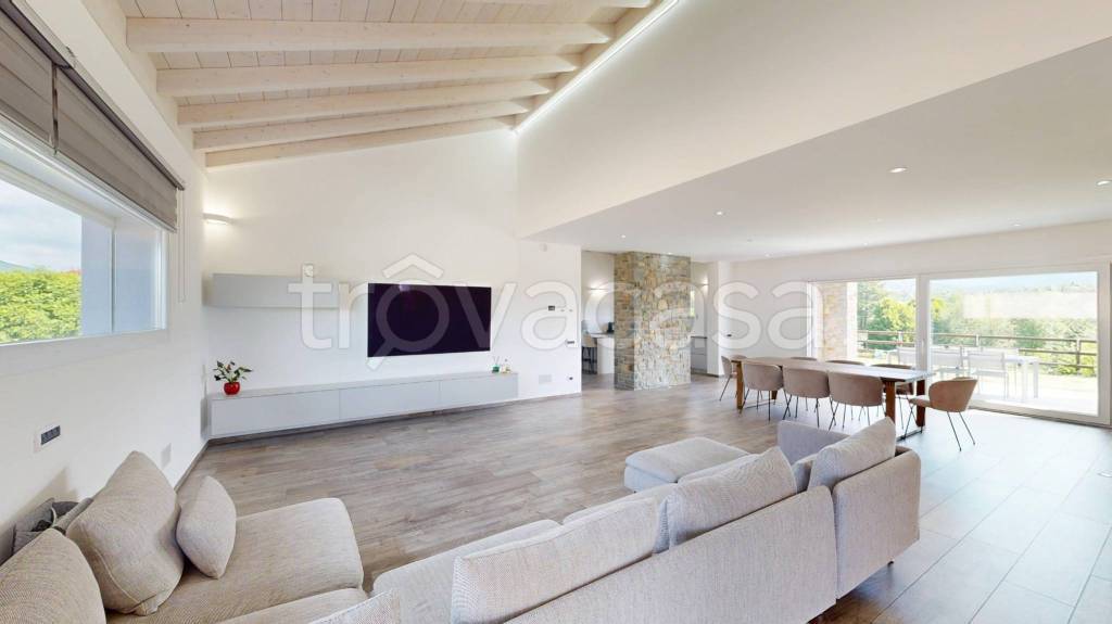 casa indipendente in vendita a Viggiù in zona Baraggia