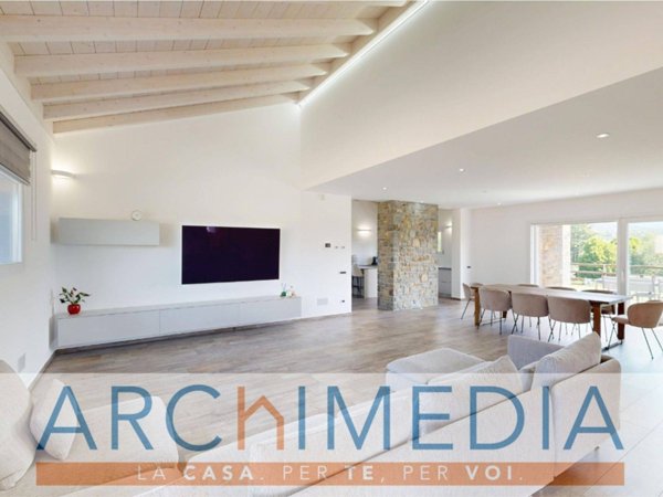 casa indipendente in vendita a Viggiù in zona Baraggia