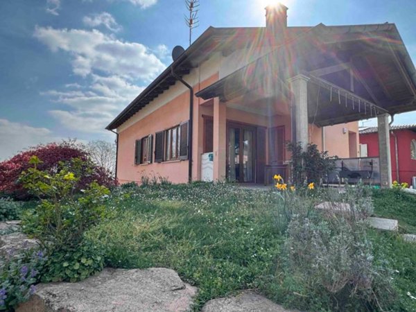 casa indipendente in vendita a Viggiù