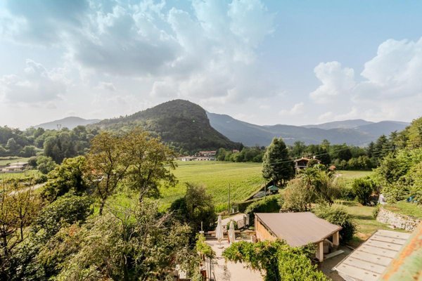 casa indipendente in vendita a Viggiù