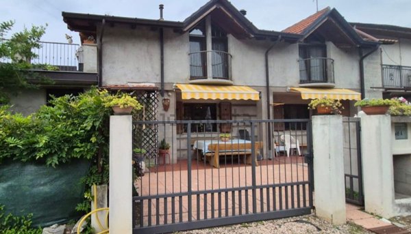 casa semindipendente in vendita a Viggiù
