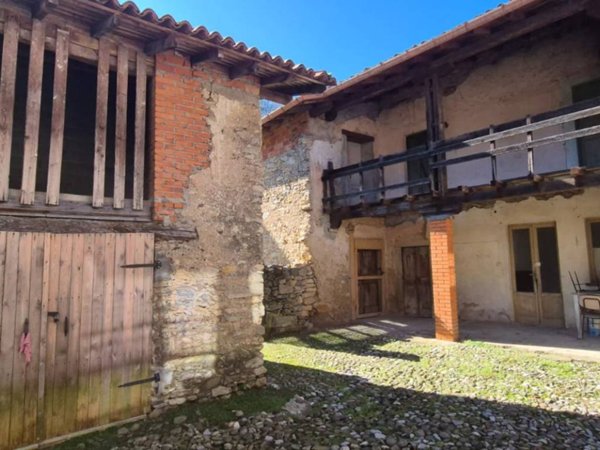 casa indipendente in vendita a Viggiù