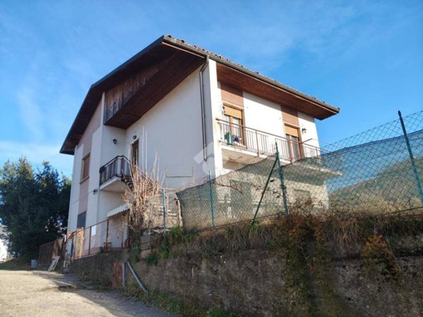 casa indipendente in vendita a Viggiù in zona Baraggia