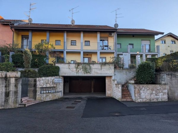 casa indipendente in vendita a Viggiù in zona Baraggia