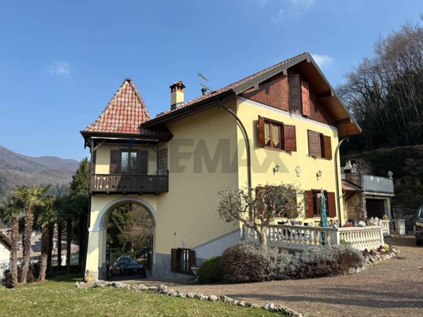 casa indipendente in vendita a Viggiù