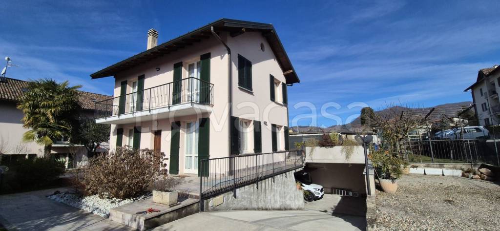 casa indipendente in vendita a Viggiù in zona Baraggia