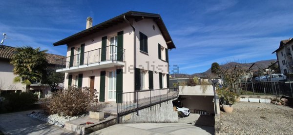 casa indipendente in vendita a Viggiù in zona Baraggia