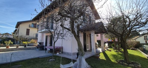 casa indipendente in vendita a Viggiù in zona Baraggia